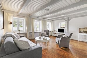 TV - Apartment 'Fewo Luzie' with Private Terrace, Shared Garden and Wi-Fi (Emmelsbüll-Horsbüll)