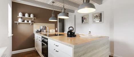 Refrigerador, horno, parrilla de estufa y cafetera y tetera