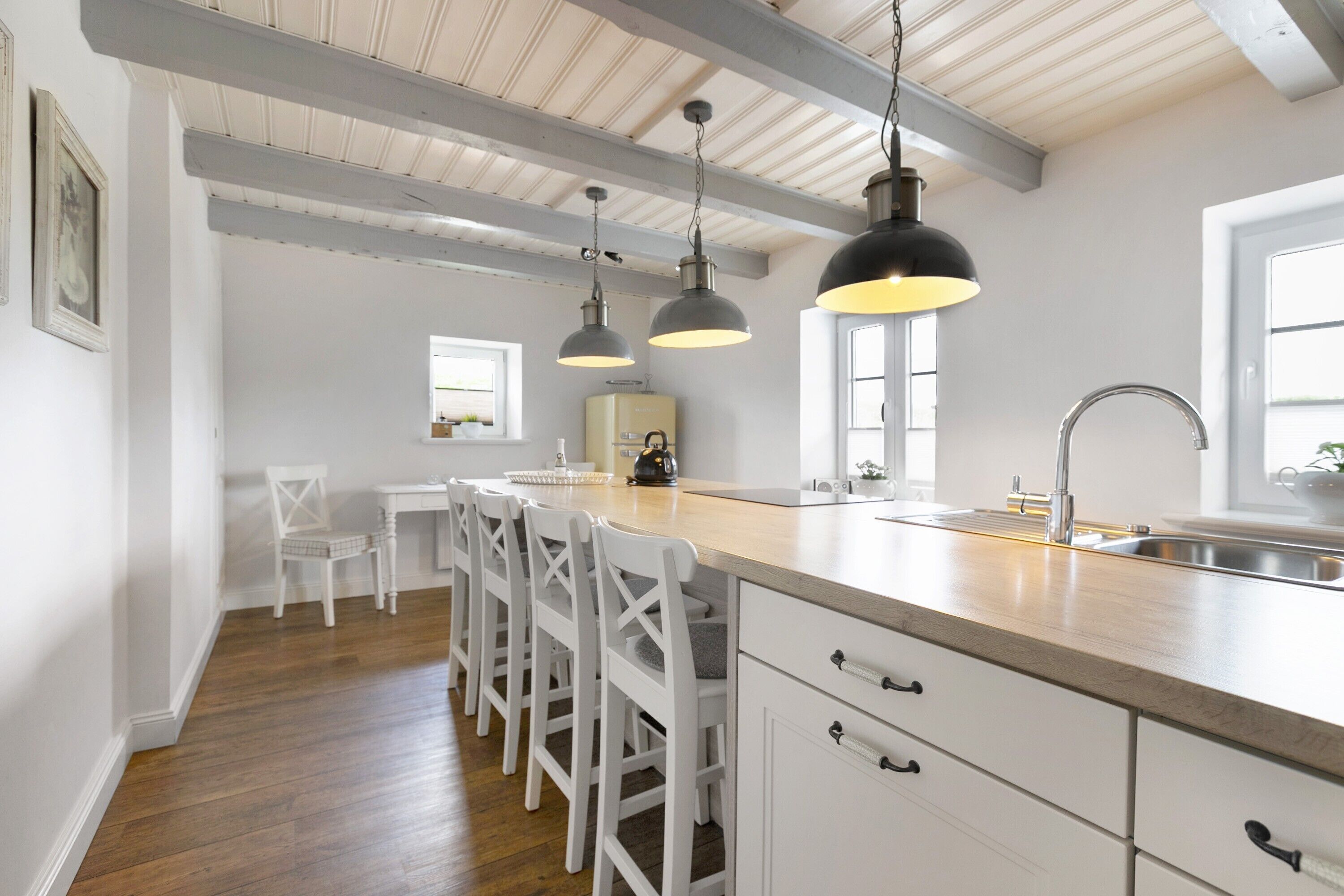 Réfrigérateur, un four, surface de cuisson, cafetière-théière