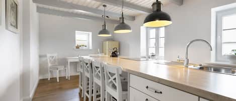 Réfrigérateur, un four, surface de cuisson, cafetiÚre-théiÚre