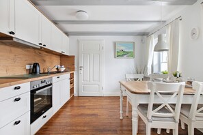 Kylskåp, ugn, spishäll och diskmaskin