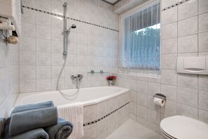 Shower, hair dryer, towels - Apartment 'Rosi's Ferienwohnung' with Private Garden and Wi-Fi (Hohenzieritz)