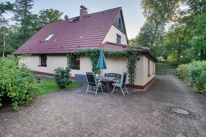 Outdoor dining - Apartment 'Rosi's Ferienwohnung' with Private Garden and Wi-Fi (Hohenzieritz)
