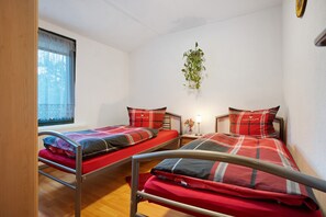 1 bedroom, iron/ironing board, free WiFi, bed sheets - Apartment 'Rosi's Ferienwohnung' with Private Garden and Wi-Fi (Hohenzieritz)