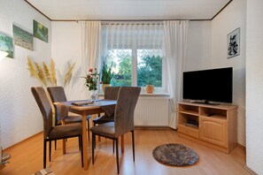 Dining - Apartment 'Rosi's Ferienwohnung' with Private Garden and Wi-Fi (Hohenzieritz)