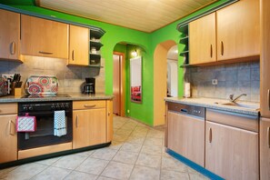 Frigorifero, microonde, forno, piano cottura