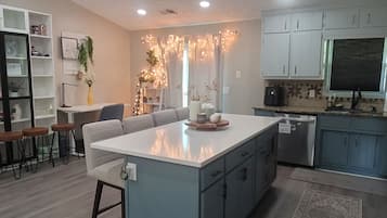 Køleskab, mikrobølgeovn, ovn, kogeplade