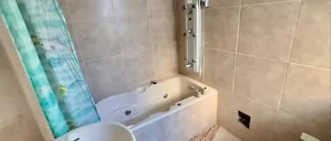 Serviettes fournies, savon, shampoing, papier toilette