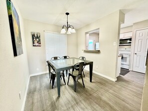 Dining - Vacation home just 12 minutes drive to Texas A&M University - Corpus Christi (Corpus Christi)