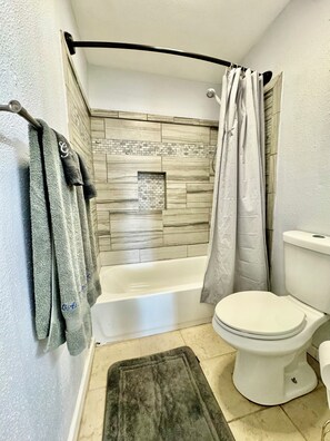 Haartrockner, Handtücher, Seife, Shampoo