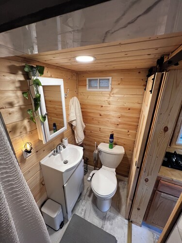 Soul Food Cafe Tiny Home Camper in charming Yemassee, SC with WiFi, Heat, AC, et