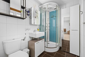 Een douche, handdoeken