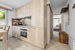 Een koelkast, een microgolfoven, een oven, een vaatwasser