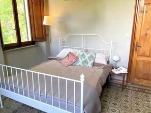 3 habitaciones, tabla de planchar con plancha, wifi y ropa de cama 