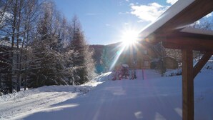A snowy landscape with a wooden structure and a clear sky. - Dreamy chalet on the slopes (Sankt Georgen am Kresichberg)