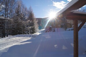 A snowy landscape with a wooden structure and a clear sky. - Dreamy chalet on the slopes (Sankt Georgen am Kresichberg)