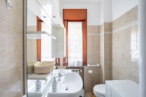 Regadera, secadora de cabello, bidet 