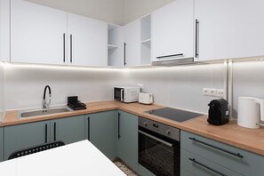 Kjøleskap, mikrobølgeovn, ovn og kokeplater