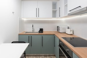 Kjøleskap, mikrobølgeovn, ovn og kokeplater