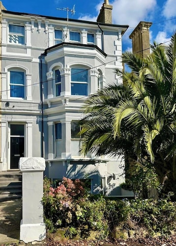Perfectly Coastal, Quiet Central Retreat mins to Town Centre, Beach, Pier, Old Town & Train Station