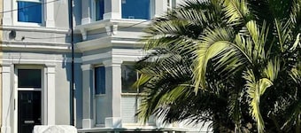 Perfectly Coastal, Quiet Central Retreat mins to Town Centre, Beach, Pier, Old Town & Train Station