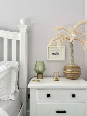 1 bedroom, iron/ironing board, travel crib, WiFi - Perfectly Coastal, Quiet Central Retreat mins to Town Centre, Beach, Pier, Old Town & Train Station (Hastings)