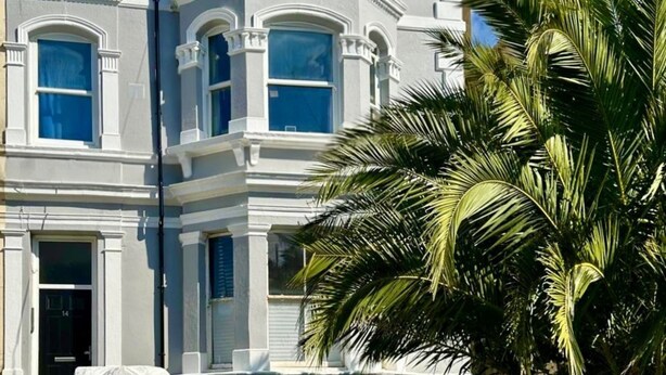 A corner building with a bay window, a stone column, and a palm tree. - Perfectly Coastal, Quiet Central Retreat mins to Town Centre, Beach, Pier, Old Town & Train Station (Hastings)