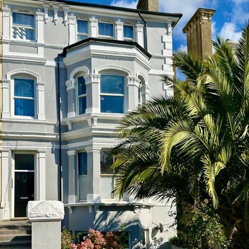 Perfectly Coastal, Quiet Central Retreat mins to Town Centre, Beach, Pier, Old Town & Train Station