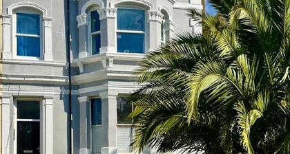 Perfectly Coastal, Quiet Central Retreat mins to Town Centre, Beach, Pier, Old Town & Train Station