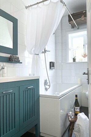 Hair dryer, towels - Perfectly Coastal, Quiet Central Retreat mins to Town Centre, Beach, Pier, Old Town & Train Station (Hastings)