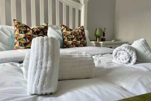 1 bedroom, iron/ironing board, travel crib, WiFi - Perfectly Coastal, Quiet Central Retreat mins to Town Centre, Beach, Pier, Old Town & Train Station (Hastings)