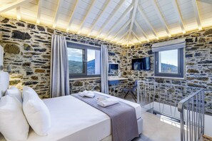 2 bedrooms, desk, iron/ironing board, WiFi