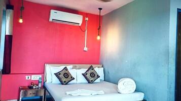 Basic Double Room | Desk, soundproofing, free WiFi