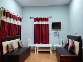 Habitación cuádruple de lujo, balcón, vistas a la playa | Escritorio, sistema de insonorización, wifi gratis