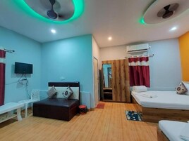 Habitación cuádruple de lujo, balcón, vistas a la playa | Escritorio, sistema de insonorización, wifi gratis