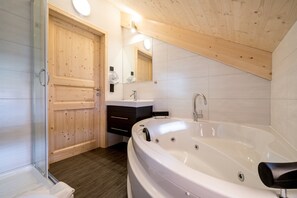 Shower, jetted bath, hair dryer - Spacious chalet with sauna (Sankt Georgen am Kresichberg)