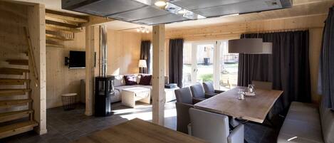 Una Smart TV, una chimenea, un reproductor de DVD