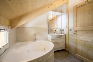 Shower, jetted bath, hair dryer - Lush chalet with swim spa (Sankt Georgen am Kresichberg)