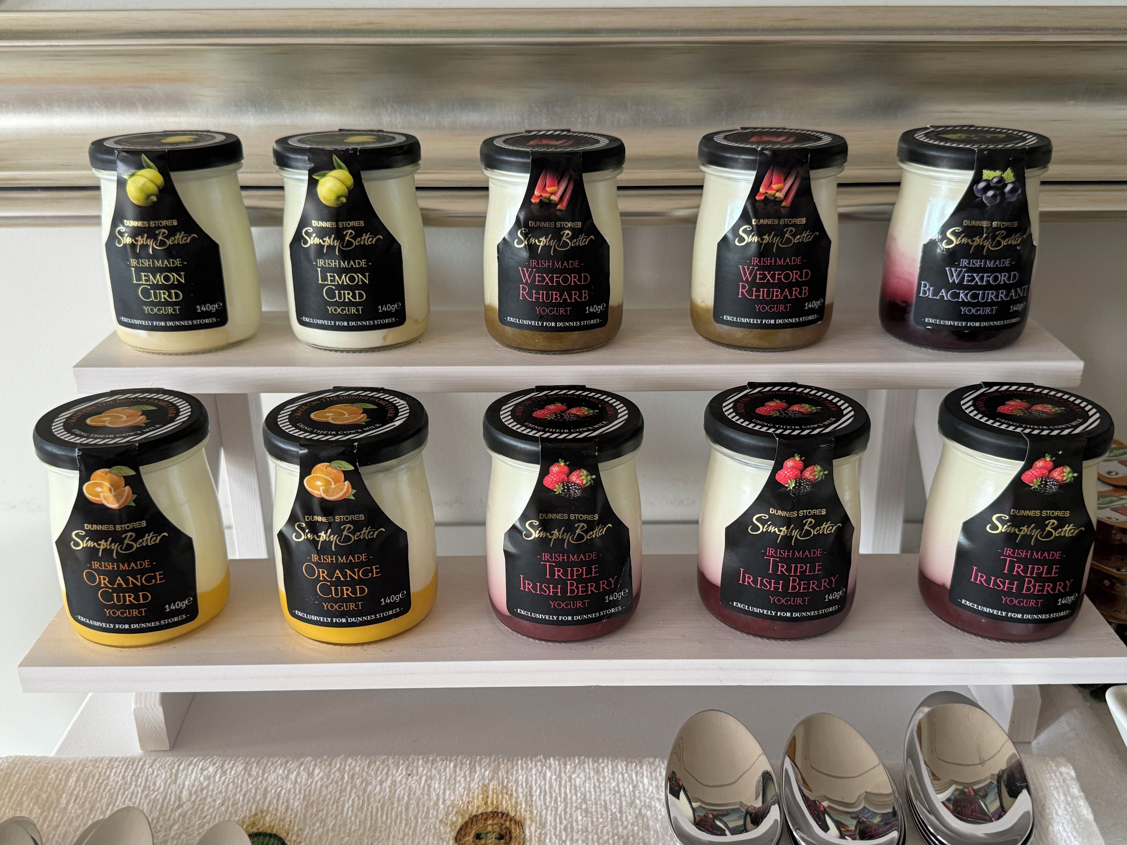 Ein Sortiment an Irish Made Joghurt, Simply Better, in verschiedenen Geschmacksrichtungen auf einem Regal.