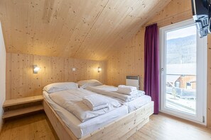 3 bedrooms, travel cot, free WiFi - Lush chalet with hot tub (Sankt Georgen am Kresichberg)