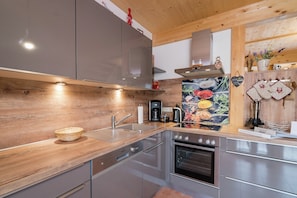 Frigorifero, microonde, forno, piano cottura