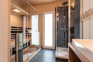 Douche, baignoire à remous, séchoir à cheveux