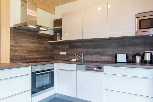Fridge, microwave, oven, stovetop - Inviting chalet with infrared sauna (Sankt Georgen am Kresichberg)