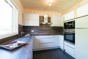 Fridge, microwave, oven, stovetop - Chalet in the ski area in Styria (Kreischberg Murau)