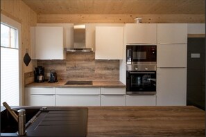 Een koelkast, een magnetron, een oven, een kookplaat