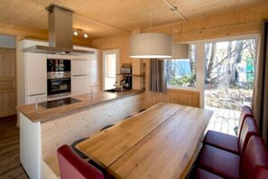 Fridge, microwave, oven, stovetop - Charming chalet with whirlpool (Sankt Georgen am Kresichberg)
