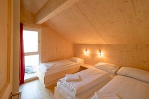 4 bedrooms, travel cot, free WiFi - Charming chalet with whirlpool (Sankt Georgen am Kresichberg)