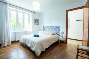 3 chambres, bureau, fer et planche à repasser, lit parapluie