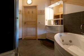 Douche, baignoire à remous, séchoir à cheveux