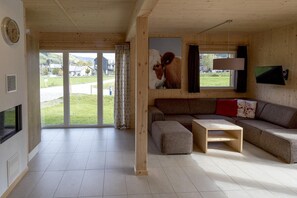 Smart-tv, een open haard en een dvd-speler